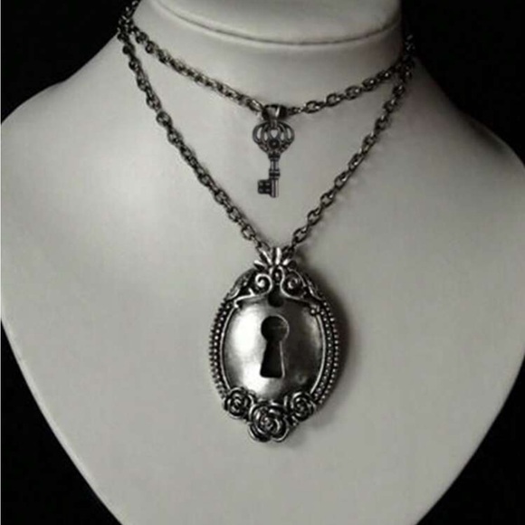 Lock and key pendant necklace Fairycore Antique-Style Silver Keyhole - Picture 1 of 2
